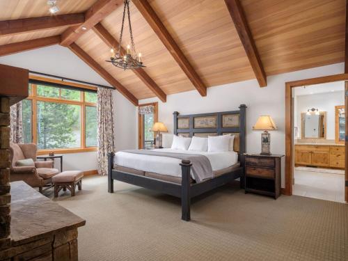 Postel nebo postele na pokoji v ubytování RMR: Granite Ridge Lodge 3217 in Teton Village