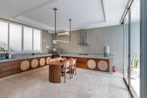 Кухня или мини-кухня в Nunamkhalu Private Villa and Spa
