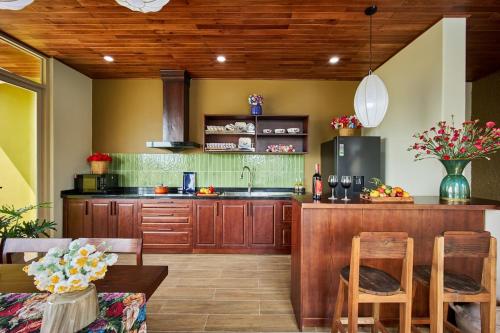 Kuchyň nebo kuchyňský kout v ubytování LuA House Hoian