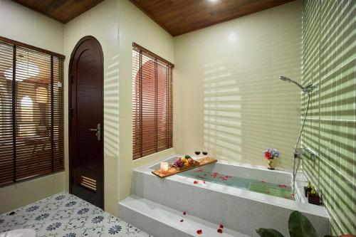 Koupelna v ubytování LuA House Hoian