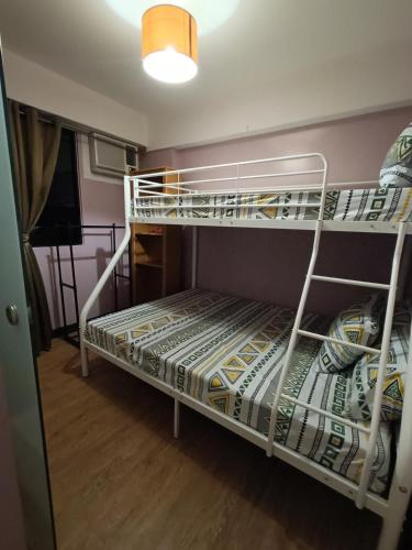 Postel nebo postele na pokoji v ubytování East Raya Gardens Near BGC LIBIS 2Bedroom with Veranda Netflix Internet Pool