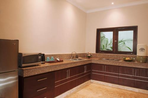 Кухня или мини-кухня в Nunamkhalu Private Villa and Spa

