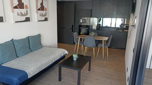 uma sala de estar com um sofá e uma mesa em Exclusive Fully Equipped Apartment in Las Condes em Santiago