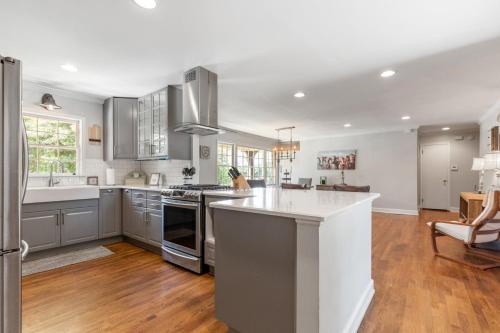 een keuken met roestvrijstalen apparatuur en houten vloeren bij 3926 Pineview Smyrna in Vinings