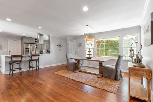 een eetkamer en keuken met een tafel en stoelen bij 3926 Pineview Smyrna in Vinings