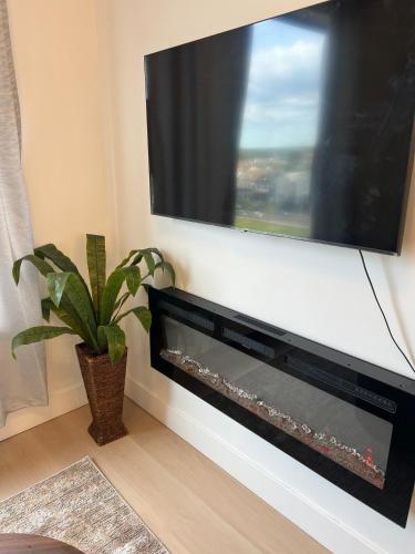 Μια τηλεόραση ή/και κέντρο ψυχαγωγίας στο Luxury Queen Studio- Minutes To NYC, EWR & MetLife