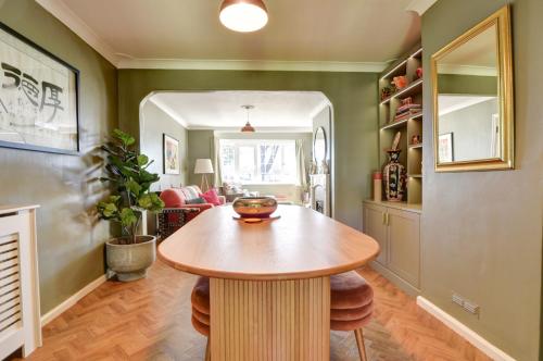 Posezení v ubytování Charming 4 bedroom home in Felsted