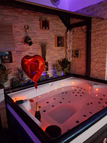 Fotografie z fotogalerie ubytování L'histoire de l'ouest , jacuzzi appartement v destinaci Dole