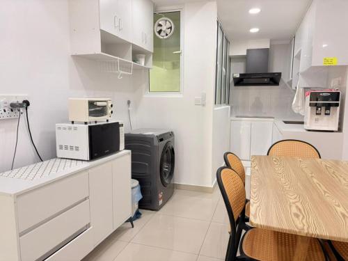 JelutongにあるIdeal Residency Penangのキッチン(テーブル、洗濯機付)