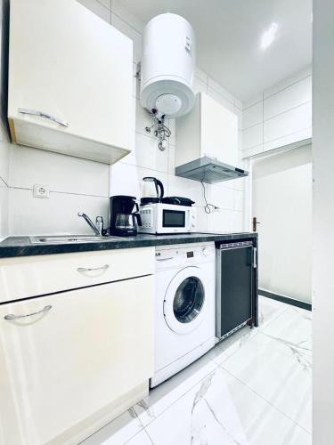 Кухня или мини-кухня в Cozy & Comfy Studio Apartment Very Central
