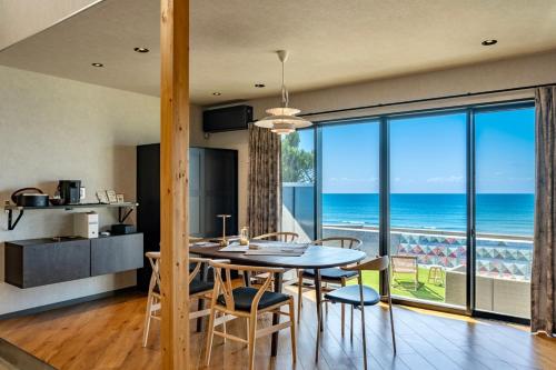 cocina y comedor con vistas al océano en West Shore Plus, en Awaji