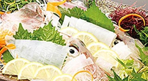 a tray of food with lemon slices on it at Nanaironoyu Hotel in Takeo