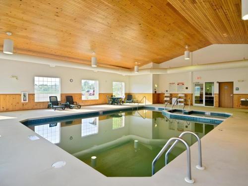 an indoor swimming pool with a wooden ceiling at Jinhua World Trade Hotel in Jinhua