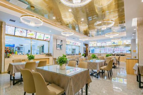 a dining room with tables and chairs in a restaurant at Xian Katie Eastman Hotel in Xi'an