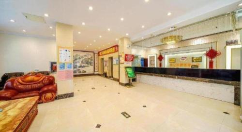 a lobby of a store with a waiting room at Kunlun Leju Business Hotel Kaifeng Gulou in Kaifeng