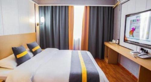 Postel nebo postele na pokoji v ubytování Jintone Hotel Beiliu Yongan Branch