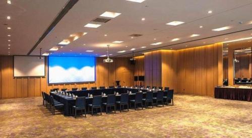 a conference room with black chairs and a screen at Yongzhou Chuang Fa Cheng XiaoXiangYi Hotel in Guzhuting