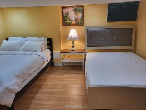 Katil atau katil-katil dalam bilik di 75 inch high mud house with separate entrance and exit, one bedroom, one living room, private bathroom, there is a cute cat, a few minutes walk to many restaurants, 8 minutes drive to the big waterfall