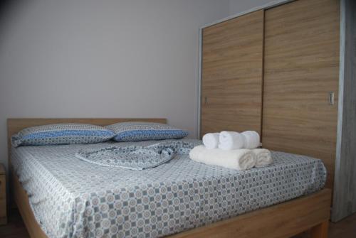 a bedroom with a bed with towels on it at Rezidenca Kalter Durres in Golem