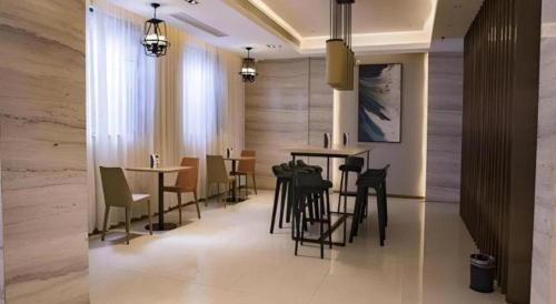 a dining room with a table and some chairs at City Comfort Inn Hainan Tunchang Changsheng Road 