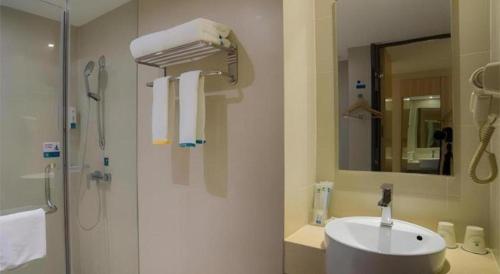a bathroom with a sink and a shower at City Comfort Inn Liuzhou High-speed Railway Station in Liuzhou