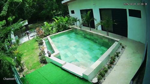 Villa PRAGA Beach Houseの敷地内または近くにあるプール