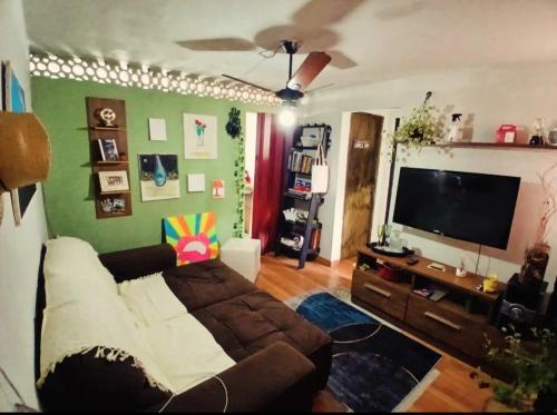 Una sala de estar con un sofá y un televisor de pantalla plana. en Rodrigues Hostel, en Río de Janeiro