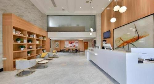 Μια τηλεόραση ή/και κέντρο ψυχαγωγίας στο Green Tree Inn Express Zhejiang Zhoushan Xincheng Zheda
