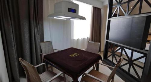 a dining room with a table and chairs and a window at GreenTree Inn Express Fuzhou Linchuan District Gandong Auto City in Fuzhou