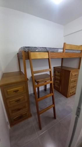 una habitación con un escritorio y una silla y un escritorio en Flat Slim Próximo São Francisco e UFSJ Santo Antônio, en São João del Rei