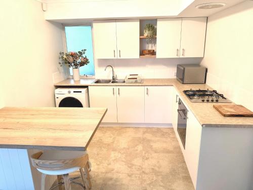 Dapur atau dapur kecil di WaVes - couples retreat near the ocean