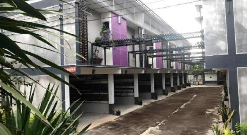 a large building with a hallway with purple paint at Kidthuengpark in Si Racha