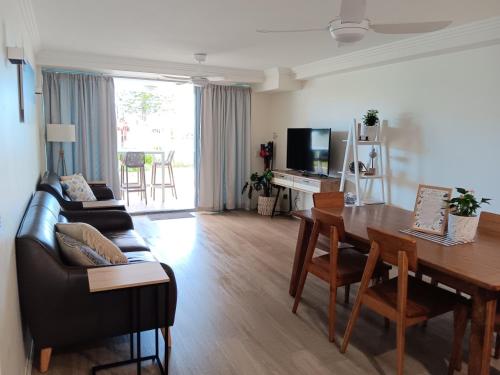 Μια τηλεόραση ή/και κέντρο ψυχαγωγίας στο Oceanfront Ground Floor Apartment - Dwell 3 in Bargara