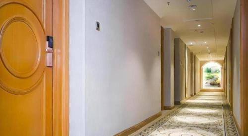 a hallway with a long hallway with a hallwayngth at Vienna Hotel Inner Mongolia Tongliao Development Zone in Tongliao
