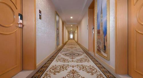 a hallway with a long corridor with a tile floor at Vienna Hotel Hubei Jinzhou Changjiang University in Caoshi