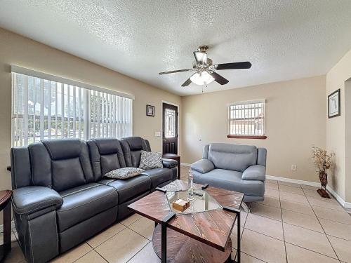 Khu vực ghế ngồi tại 2737 Bel Aire Circle