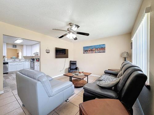 Khu vực ghế ngồi tại 2737 Bel Aire Circle