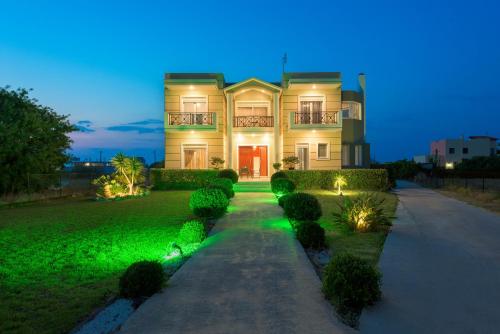 Zdjęcie z galerii obiektu Sunny Breeze Deluxe Villa Near Beach, Private Pool w mieście Kremasti