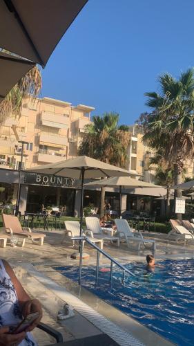 Bazén v ubytování Seaside appartment nebo v jeho okolí
