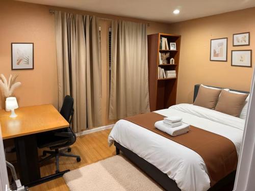 Katil atau katil-katil dalam bilik di Large and Cozy Home 3BR 2BA Near SF