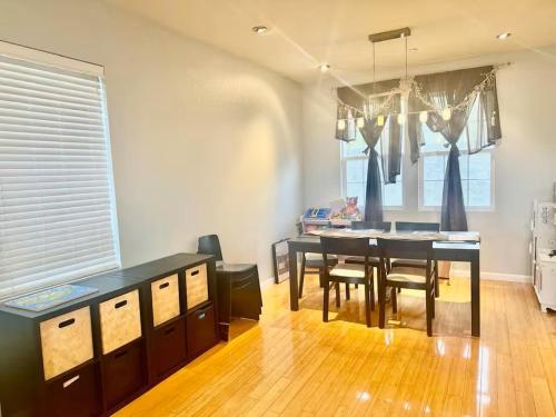 Gambar di galeri bagi Large and Cozy Home 3BR 2BA Near SF di Daly City