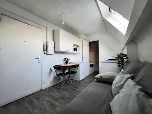 a small apartment with a bed and a small table at St-Quentin-en-Yvelines Plusieurs appartements avec parking in Trappes