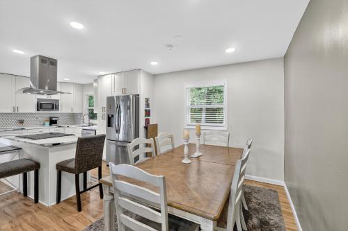 Dapur atau dapur kecil di Spacious Getaway Near DC & Potomac River home
