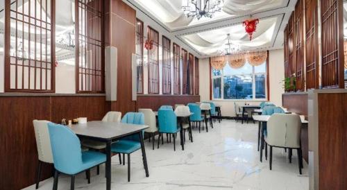 a dining room with tables and blue chairs at Borrman Hotel Changzhi Medical College Wulong Campus High-speed Railway South Station in Changzhi