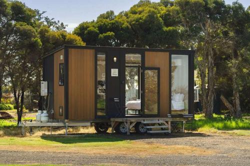 Φωτογραφία από το άλμπουμ του 320 Farm Stay by Tiny Away σε Congupna Road