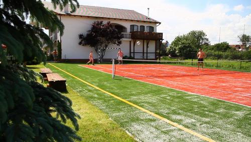 Tenis a/nebo squash v ubytování Hotel Bielmann nebo okolí