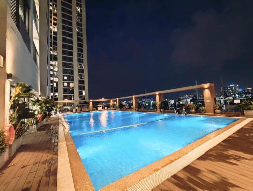 a large swimming pool on top of a building at night at 西贡生态绿洲公寓EcoGreen-E in Ho Chi Minh City