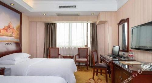 Letto o letti in una camera di Vienna Hotel Nanning Train Station