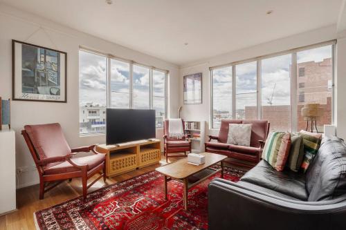 Garnet Gallery - An Artful Stay near Dining & Museum