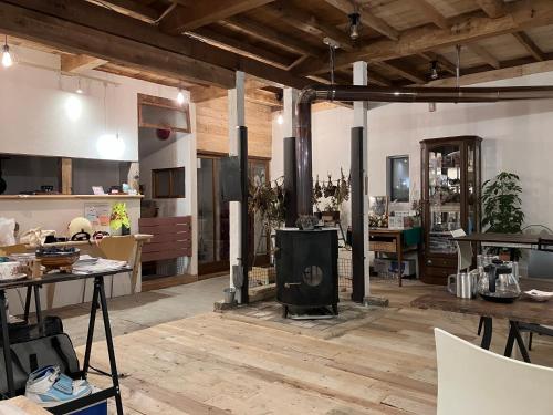 Η κουζίνα ή μικρή κουζίνα στο MOTORYOKAN Guesthouse & Cafe